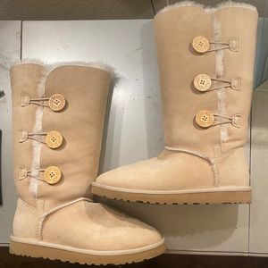 Bailey 3 Button ugg boot ( worn once)